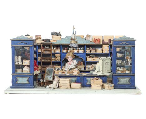 SchuhladenNürnberger Arbeit um 1910, wohl Christian Hacker, dreiseitiges Holzgehäuse auf profilierter Grundplatte, diese und 