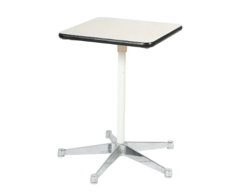 Eames, Charles und RayTisch mit fünfstrahligem Stand, Entwurf: 1950er, Ausführung: Hermann Miller (Klebeetikett), verchromter