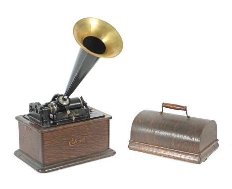 Edison Standard PhonographUm 1905, Modell B, rechteckiger Eichenholzkorpus mit gewölbtem Deckel samt Tragegriff, für 2- und 4