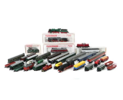 Konvolut EisenbahnFleischmann Piccolo, Loks: Diesellok 210 002-2, Box; Dampflok m. Tender 038 772-0, Box; 1 x Nostalgie-Lok, 