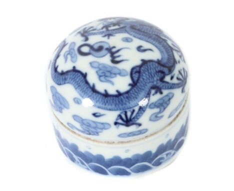 Deckeldose im Blau-Weiß-DekorChina, Porzellan/unterglasurblaue Malerei, gerader Korpus auf rundem Stand, umlaufend bemalt mit