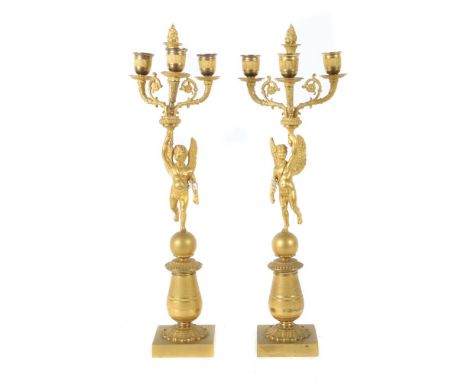 Paar Girandolen mit Amor als Fackelträgerwohl Charles X./um 1830, goldf. Bronzeguss, der Stand als Plinthe mit stark gebaucht