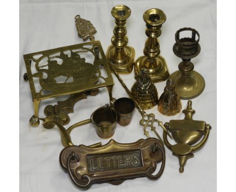 SHELF OF BRASSWARE  