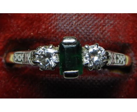 GOLD 2 DIAMOND & GREEN STONE RING 2.59G GROSS R  