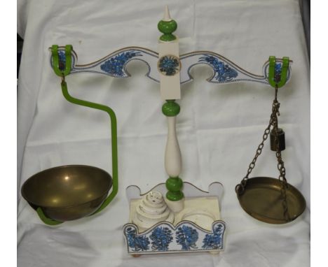 PAIR OF KITCHEN SCALES & WEIGHTS 