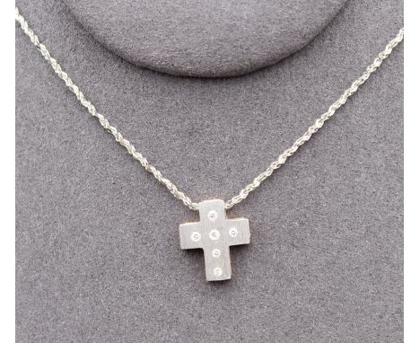 Kette mit einem Kreuzanhänger und BrillantenMaterial: 750 goldDiamanten: 7 Brillanten, ges. ca. 0,06 ct, VVS - VS,  J - K Maß
