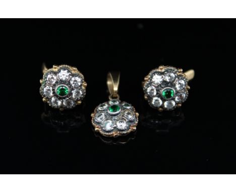 Vintage Ohrringe und AnhängerMaterial: geprüft 750 Gold, SilberEdelsteine: Cubic Zirkonia, grünes GlasDurchmesser: 11,3 mmGes