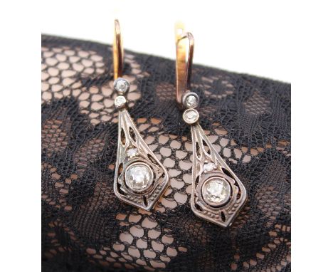 1 Paar Ohrringe Art Deco mit Diamanten, ges. ca. 0,85 ctMaterial: 585 Gold, platiniertDiamanten: 8 Diamanten, 2 im Übergangss