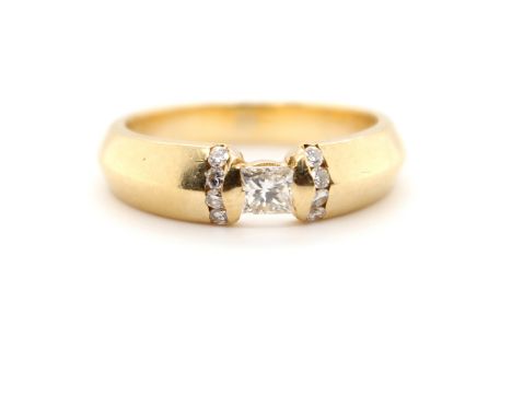  Ring mit Diamanten und Brillanten, ges. ca. 0,26 ct  Material: 750 Gold Diamanten: 9 Diamanten, 1 im Prinzess-Schliff, 8 im 