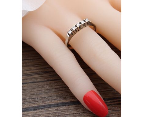  Vintage Ring mit Diamanten  Material: 750 Weißgold Diamanten: 5 Diamanten im Achtkantschliff, ges. ca. 0,15 ct, SI, F - G Gr