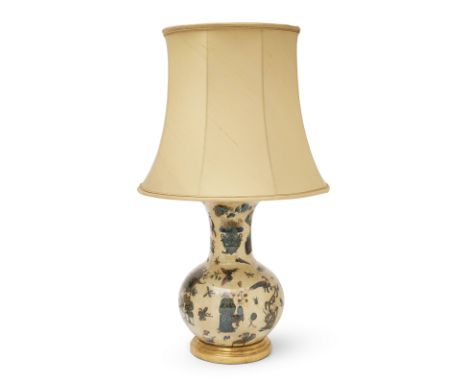 A decalcomania table lamp, late 20th century, of baluster form with chinoiserie decoration and silk shade, 35cm high exc fitm