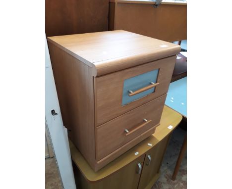 A MODERN LIGHT WOOD EFFECT BEDSIDE CHEST OF DRAWERS
