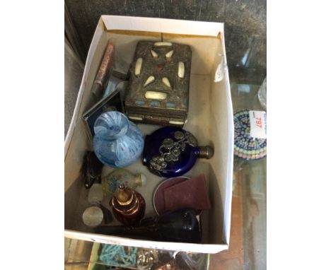 SMALL BOX WITH SNUFF BOTTLES, CASKET ETC.      T2