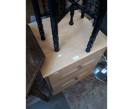 A MODERN LIGHT WOOD EFFECT BEDSIDE CHEST OF TWO DRAWERS