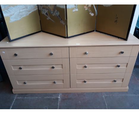 A MODERN LIGHT WOOD EFFECT CHEST OF DRAWERS