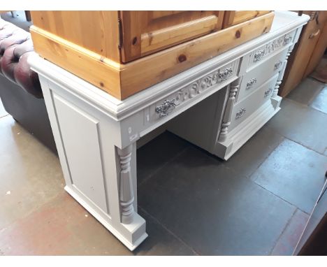 A LIGHT GREY PAINTED KNEE HOLE DRESSING TABLE