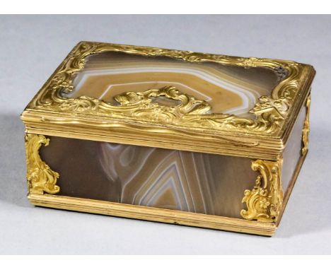 A good French 18ct gold mounted polished agate rectangular snuff box (mounts stamped), 2.75ins x 2ins x 1.25ins
