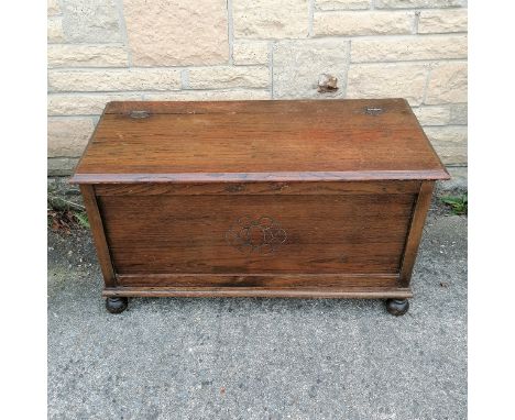 Vintage oak lift top blanket box with carved central medallion decoration, on ball feet, 90 cm wide, 50 cm, high, 44 cm deep,