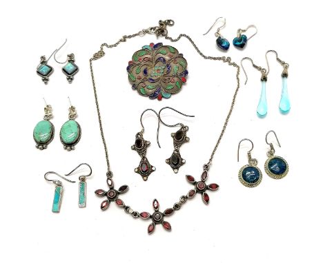 Qty of silver jewellery inc garnet necklace + earrings, silver and enamel brooch (4cm), turquoise etc - 43g total weight - SO