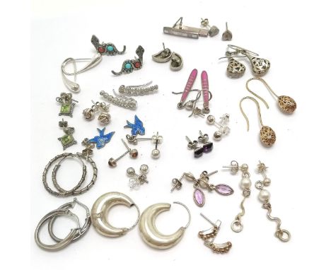 27 x pairs of silver earrings inc stone set peridot, amethyst, blue enamel bird, 5 pairs (unworn in packets) etc - total weig