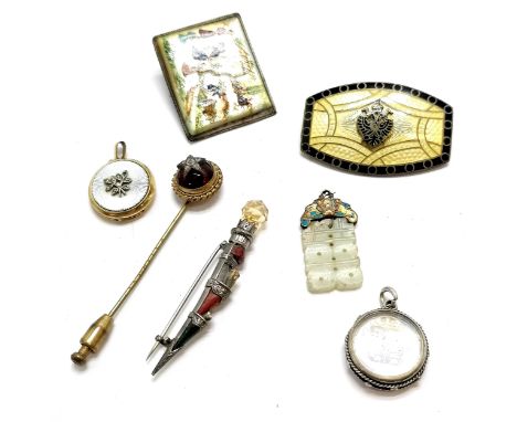 Qty of antique jewellery inc Chinese jade pendant, Victorian 1887 enamel coin unmarked silver fob, Scottish dirk brooch etc -