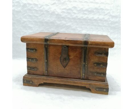 Indian brass and metal bounded trunk, with drop carrying handles to the sides, 49 cm wide, 29 cm high, 28 cm deep, in good us