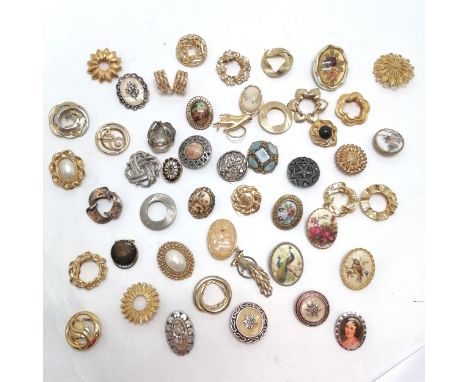Qty of vintage scarf rings inc peacock, hand etc 