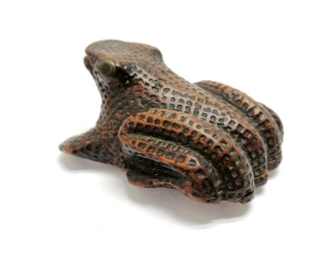 Antique c.1830 novelty hand carved toad snuff box with brass detail eyes &amp; sliding hatch to base - 5.5cm x 4cm ~ slight l