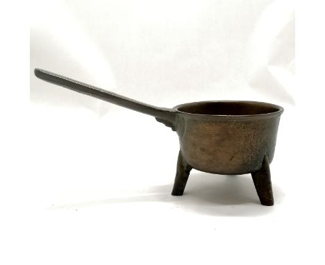 Antique bronze 1 pint skillet on 3 high stile legs with PINT I B on handle - 26cm across x 11.5cm diameter