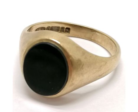 9ct hallmarked gold signet ring set with black onyx size R 4.7g total weight. 