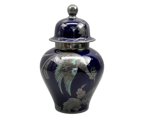 Rosenthal, Deckelvase mit Silveroverlay Porzellan, unterglasurgrüne Marke am Boden. Außergewöhnliche, kobaltblaue Deckelvase 