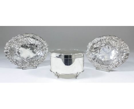 An Edward VII silver oval trinket box, the lid of scroll moulded outline, on four pierced scroll feet, 4.25ins x 3ins x 3ins 