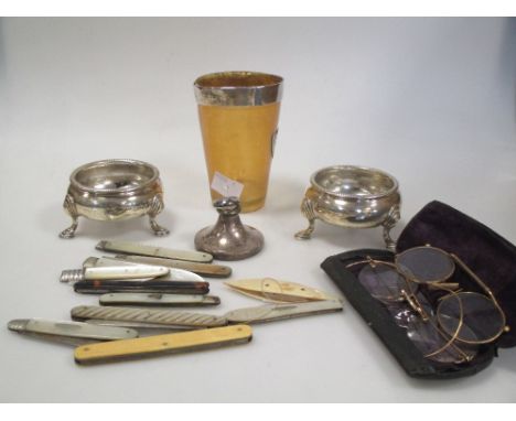 A pair of silver salts (4oz), a group of mother of pearl handled penknives and other silver  