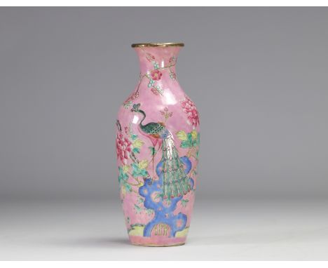 Famille rose porcelain vase decorated with phoenixes on a pink background, 19th century - Weight: 620 g - Shipping available 