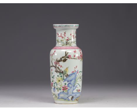 China - Famille Rose porcelain vase with floral and bird design, 19th century. - Weight: 710 g - Shipping unavailable - Regio