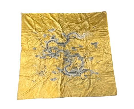 China - Gold silk tapestry decorated with blue dragons. - Weight: 530 g - Shipping available - Region: Chine - Sizes: 1350 mm