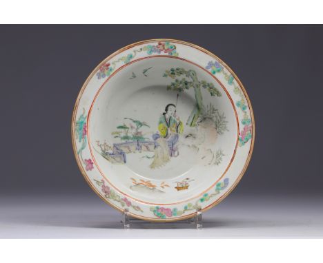 China - famille rose porcelain basin decorated with women, 19th century. - Weight: 970 g - Shipping unavailable - Region: Chi