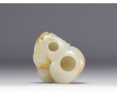 White and rust jade brushes carved in the shape of a fruit, Qianlong period, 18th century - Weight: 180 g - Shipping availabl