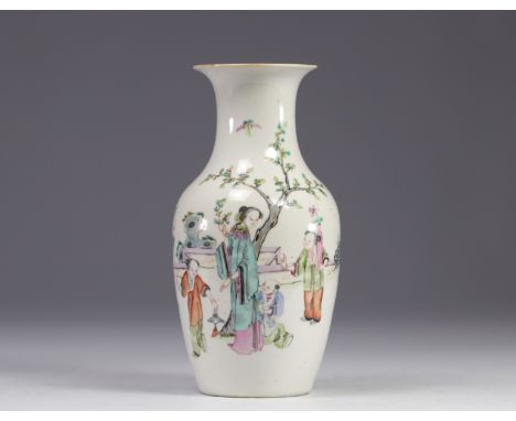 A Famille Rose porcelain vase decorated with figures and a tree on a white background. - Weight: 500 g - Shipping available -