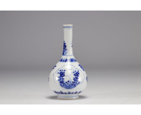 Small porcelain vase in white and blue with flower decoration from the Kangxi period (1661-1722) - Weight: 190 g - Shipping a