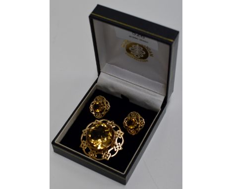 FINE 9 CARAT GOLD CITRINE SET CELTIC KNOT BROOCH PIN WITH PAIR OF MATCHING EARRINGS BY R. GRANT LOGAN, CAMPBELTOWN, WITH ORIG