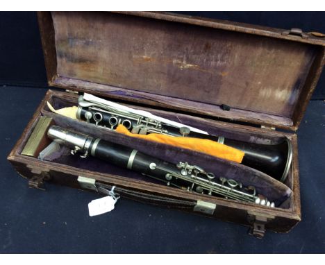 A Paxmun clarinet in case.