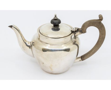 A George V silver bachelors tea pot, fruitwood handle and ebonised finial, hallamrked by William Hutton & Sons Ltd, Birmingha