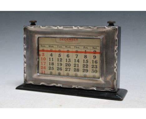 A HALLMARKED SILVER FRAMED DESK CALENDAR WITH UNUSUAL MANUAL WIND RED BAND DATE&nbsp;CALENDAR&nbsp; - BIRMINGHAM 1925, W 21 c