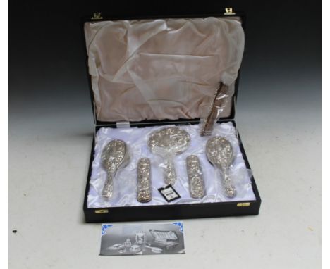 A MODERN SIX PIECE HALLMARKED SILVER DRESSING TABLE SET IN SATIN LINED GIFT BOX BY BROADWAY &amp; CO - BIRMINGHAM 1978, indiv