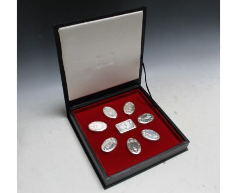 A PRESENTATION BOX OF EIGHT HALLMARKED SILVER 'THE GUARDS REGIMENTS' SNUFF BOXES BY FRANKLIN MINT - BIRMINGHAM 1980, each ova