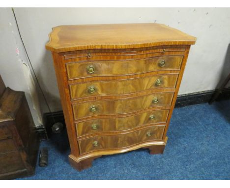 A REPRODUCTION MAHOGANY CROSSBANDED SERPENTINE CHEST OF FIVE GRADUATED DRAWERS, with brushing slide, ring turned handles, H 8