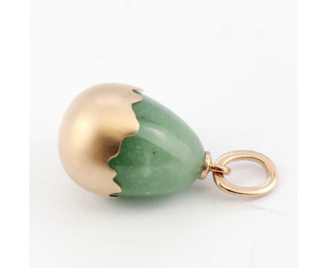 A Russian 14ct gold Jade egg pendant, L. 2.5cm.