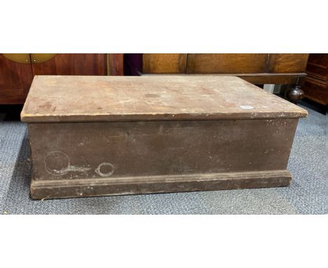A vintage pine trunk, 91 x 40 x 31cm.