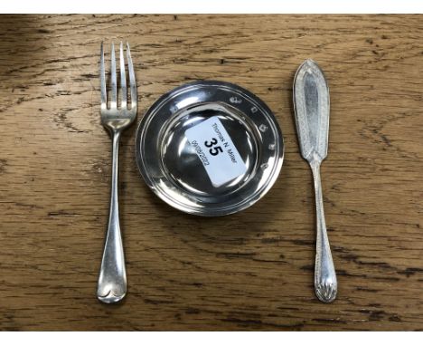 A small silver dish, two knives and a fork.  (4)   CONDITION REPORT: 72.7g